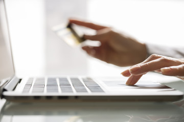 HOK inzistira da se obrtnicima omogući slanje e-računa u ime obrta putem elektronične osobne iskaznice (eOI)