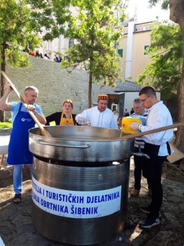 Povodom blagdana sv. Mihovila obrtnici podijelili 800 porcija rižota